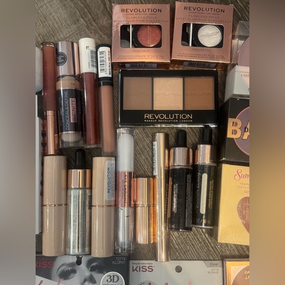 Revolution MYSTERY MAKEUP BUNDLE - Picture 5 of 7